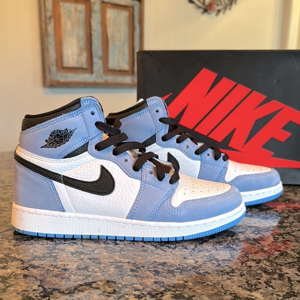 Nike Air Jordan 1 High OG university Blue Sneakers EUC 6Y